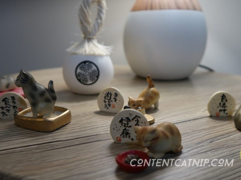 Netsuke & Gashapon toys Ancient Japanese treasures and modern collectibles